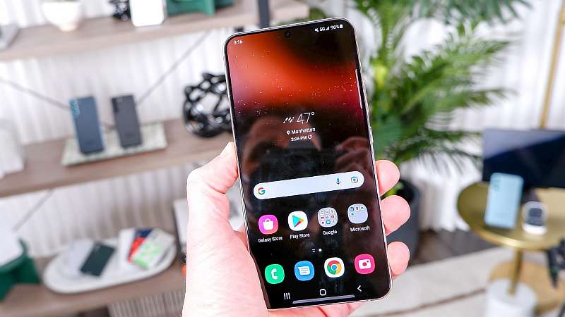 Берем компактный Samsung Galaxy S22 со скидкой. Это практически идеальный флагман