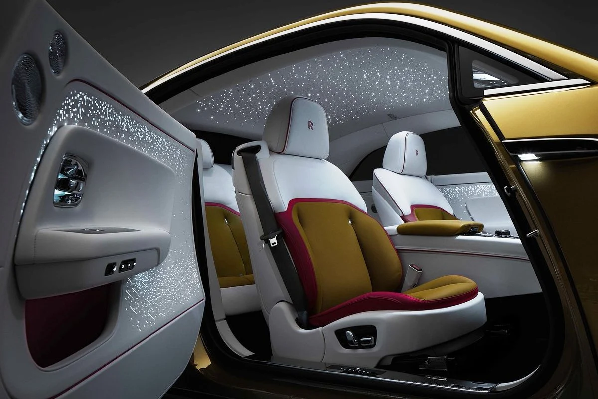 Дебютировал Rolls-Royce Spectre — самый роскошный электромобиль в мире