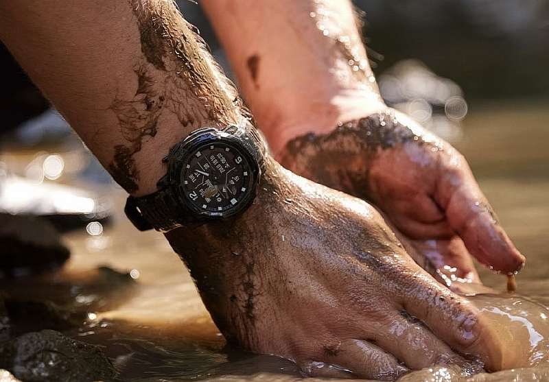 Garmin представила защищенные смарт-часы Instinct Crossover, которые вообще не нужно заряжать