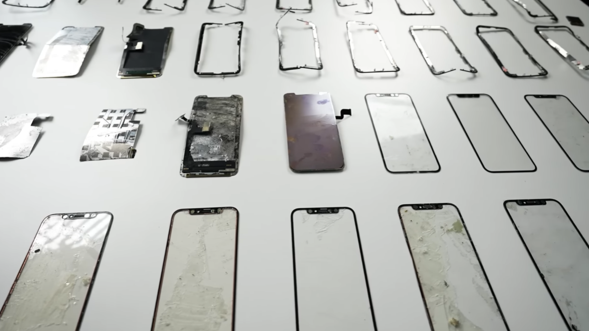 Фанат Apple собрал первый в мире складной iPhone. Как он выглядит?