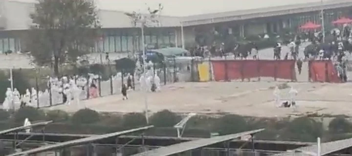 На заводе по производству iPhone вспыхнул бунт. Рабочие требуют денег