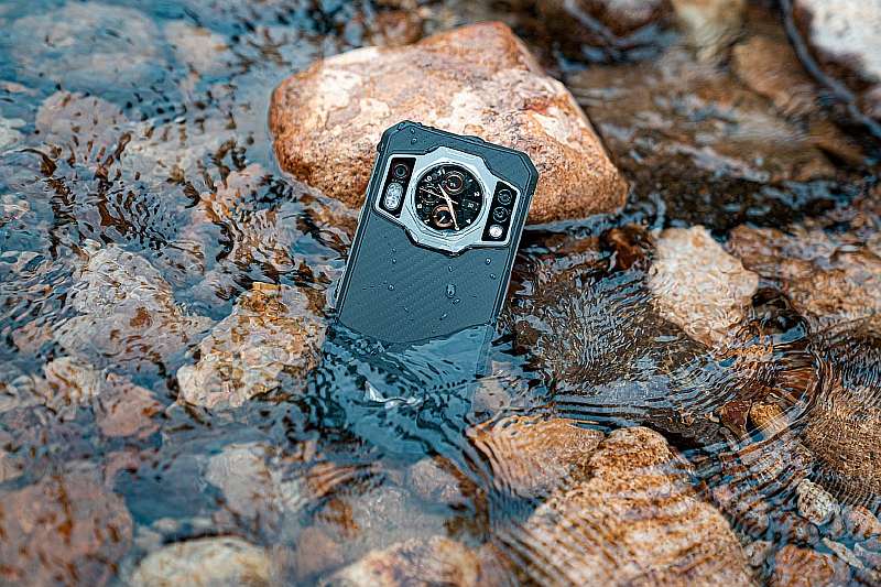 Oukitel выпустила продвинутый защищенный смартфон WP21. Сразу с двумя экранами