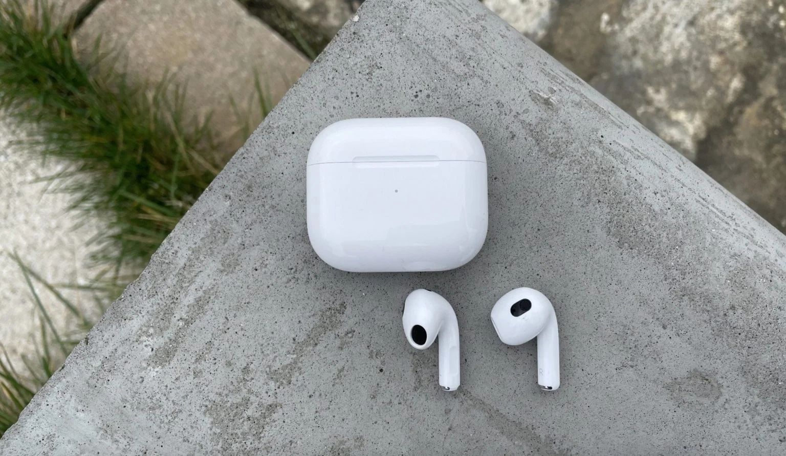 Apple готовит дешевые AirPods. Компания хочет захватить весь рынок беспроводных наушников