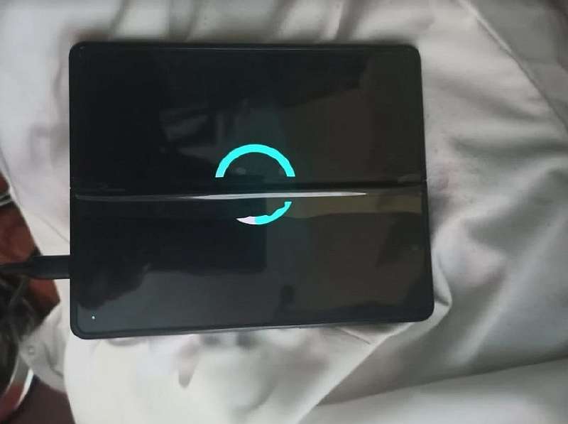 Проблема со складными смартфонами Samsung: в дорогущих Fold 3 трескается экран