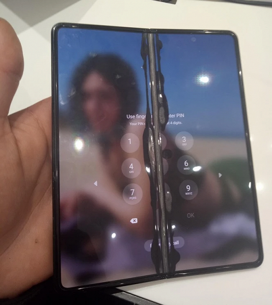 Проблема со складными смартфонами Samsung: в дорогущих Fold 3 трескается экран