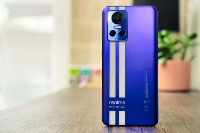 Про этот Realme все забыли. Зря, топовый субфлагман отдают за гроши