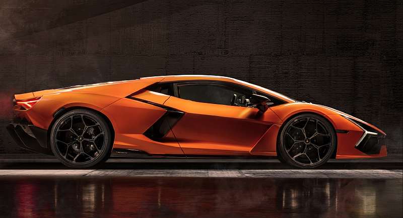 Знакомьтесь с Lamborghini Revuelto. Первый «Ламбо», который нужно заряжать от розетки