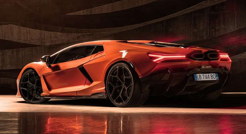 Знакомьтесь с Lamborghini Revuelto. Первый «Ламбо», который нужно заряжать от розетки