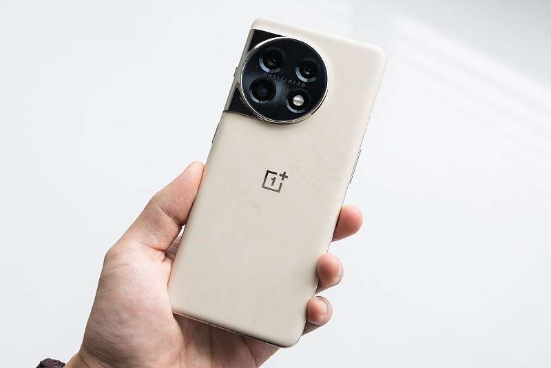 Представлен OnePlus 11 Jupiter Rock – флагман с уникальным «каменным» корпусом
