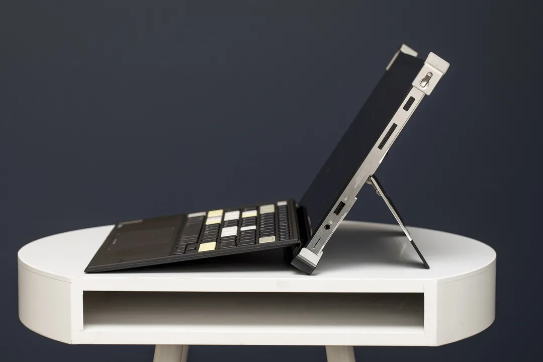 Asus выпустила самый странный ноутбук в мире. Чудовище на тканевом ремне
