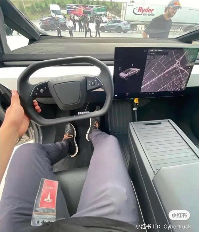 Первый взгляд на салон Tesla Cybertruck. Соцсети назвали его «шокирующе голым»