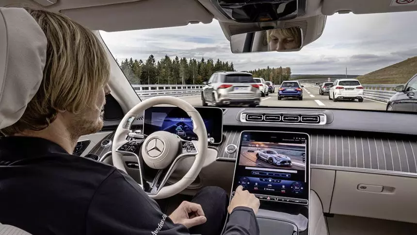 Mercedes – первый производитель, внедривший ChatGPT в свои автомобили, но для чего именно?
