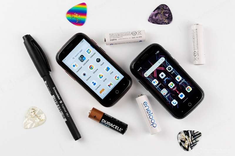 В Китае сделали интересный смартфон. 3-дюймовый экран, прозрачный корпус, подсветка и мощные характеристики