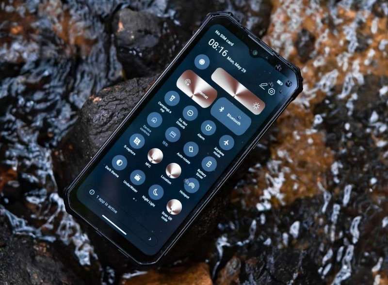 Oukitel выпустила продвинутый смартфон для туризма WP26. У него полная защита и мощнейший фонарик на 1200 люмен
