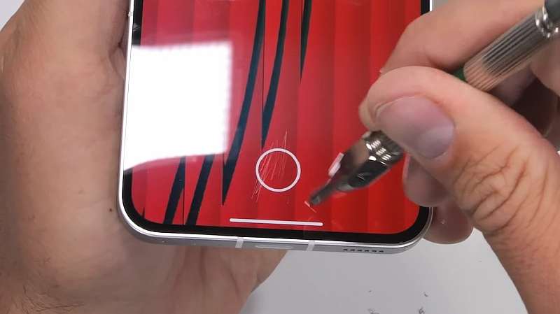 Nothing Phone (2) прошел тест на прочность у JerryRigEverything. Это настоящий крепкий орешек