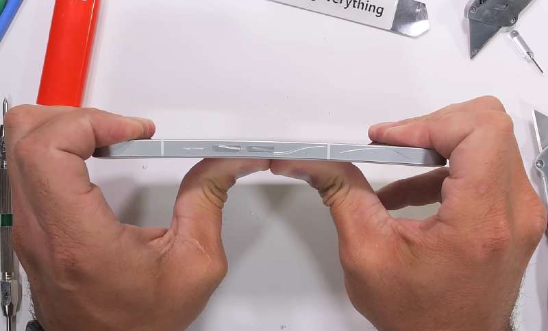 Nothing Phone (2) прошел тест на прочность у JerryRigEverything. Это настоящий крепкий орешек