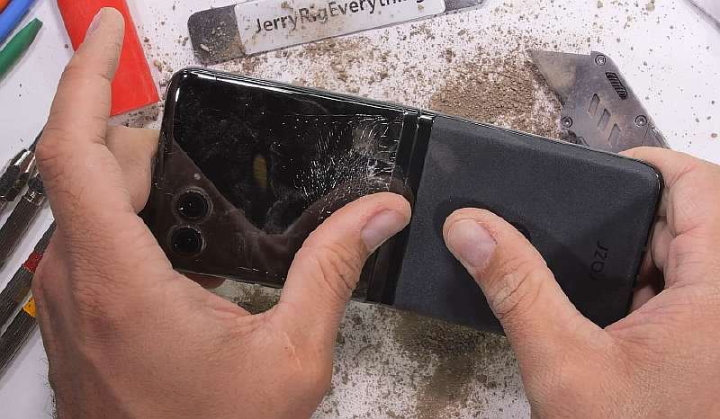 Новый Motorola RAZR проверен на прочность JerryRigEverything. У смартфона есть слабое место