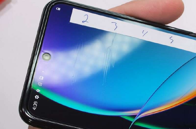 Новый Motorola RAZR проверен на прочность JerryRigEverything. У смартфона есть слабое место