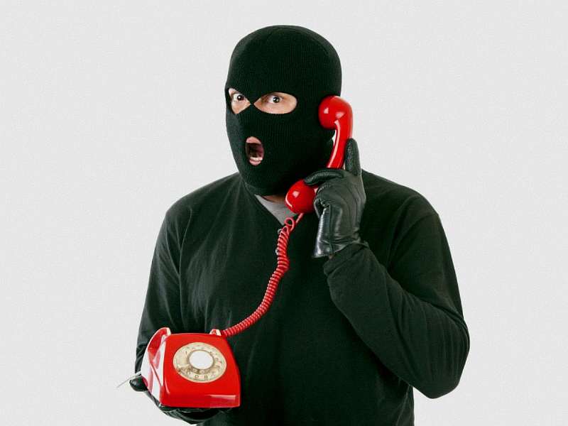 Почему мошенники звонят именно вам. Что делать и как защитить телефон?