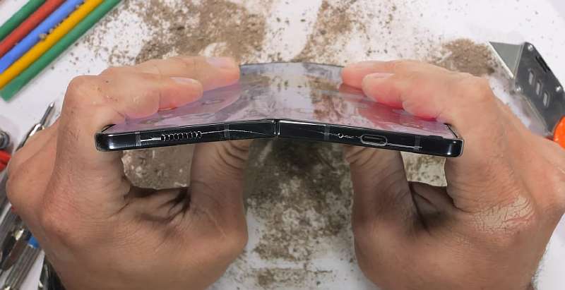 Samsung Galaxy Fold5 выдержал суровый тест на прочность у JerryRigEverything, который провалили все конкуренты