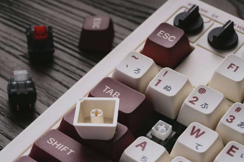 Вещь дня. 8BitDo сделала красивую механическую клавиатуру в ретро-стиле за 99$