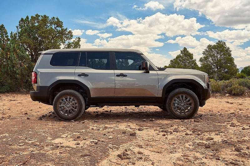 Toyota представила новый Land Cruiser Prado. Фото и видео легендарного внедорожника