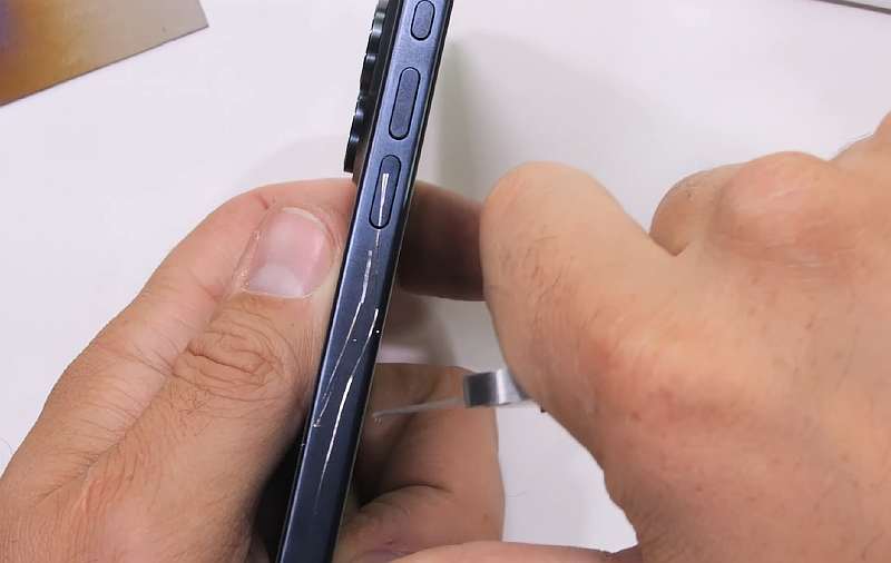 Титан – проблема: iPhone 15 Pro Max полностью провалил тест на прочность у JerryRigEverything