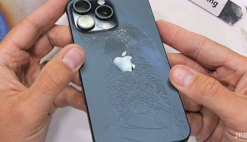 Титан – проблема: iPhone 15 Pro Max полностью провалил тест на прочность у JerryRigEverything
