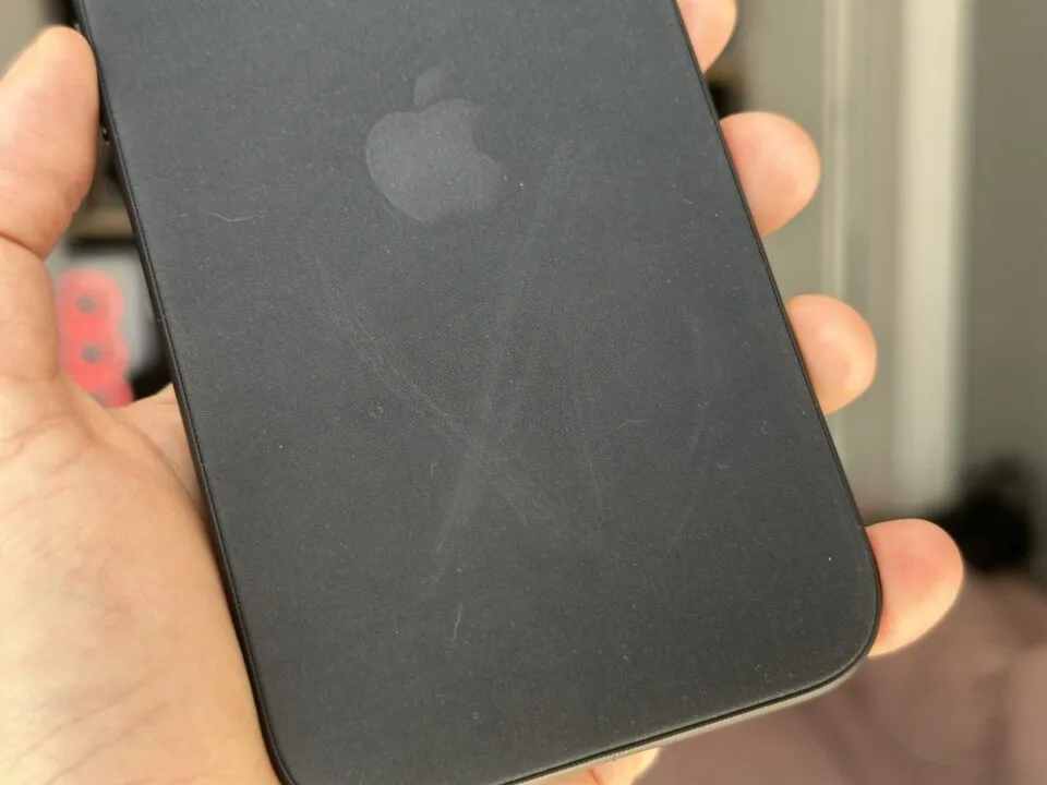 И это называется премиум? Вот почему не стоит покупать чехлы Apple FineWoven