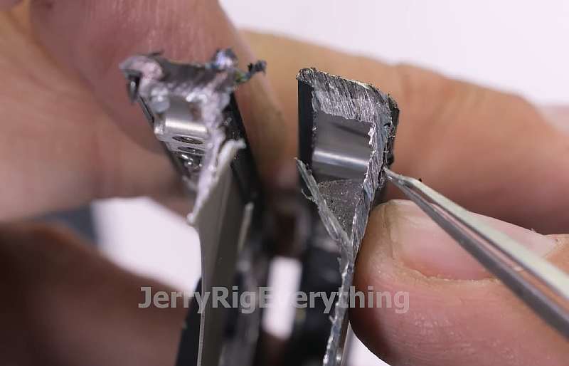 Титан – проблема: iPhone 15 Pro Max полностью провалил тест на прочность у JerryRigEverything