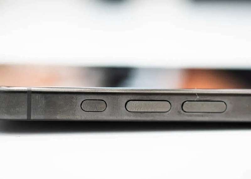 Не спешите брать титановый iPhone 15 Pro. У смартфона есть большая косметическая проблема